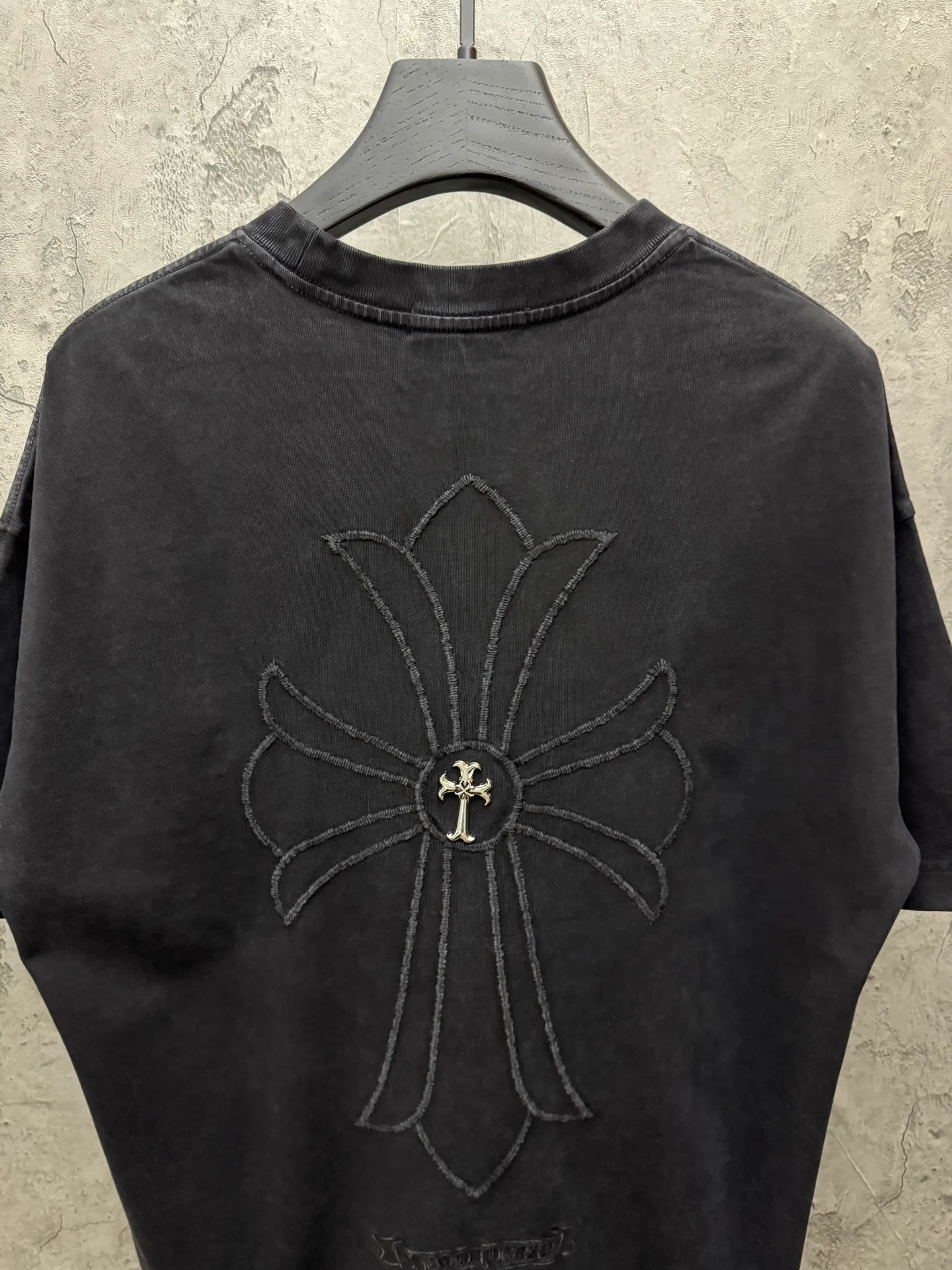 P220 top version, real shot without P, ​​different from market currency) 𝗖𝗵𝗿𝗼𝗺𝗲 𝗛𝗲𝗮𝗿𝘁𝘀/Croxin 2026 Spring New Original Single Counter American Washed 3D Three-dimensional Embroidered Couple Short Sleeves 👑The highest version! Customized fabric 320 grams, washed and fried. Best-selling model at the counter. Very comfortable to wear. Accessories: Original molded and authenticated collar label➕100% silk wash label. Genuine purchase-grade original hangtag➕matching hanging rope➕3D hanging beads➕original packaging bag. Craftsmanship: The original version has consistent wiring! The highest version of the armhole matching technique! Color: Gray Black Size: S M L XL Style No.: 6613